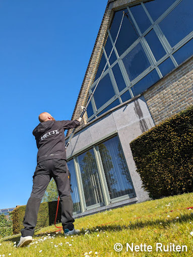 Professionele ramenwasser bij woning