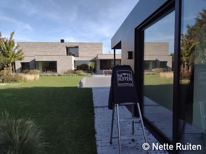 Ruitenreiniging bij moderne woning